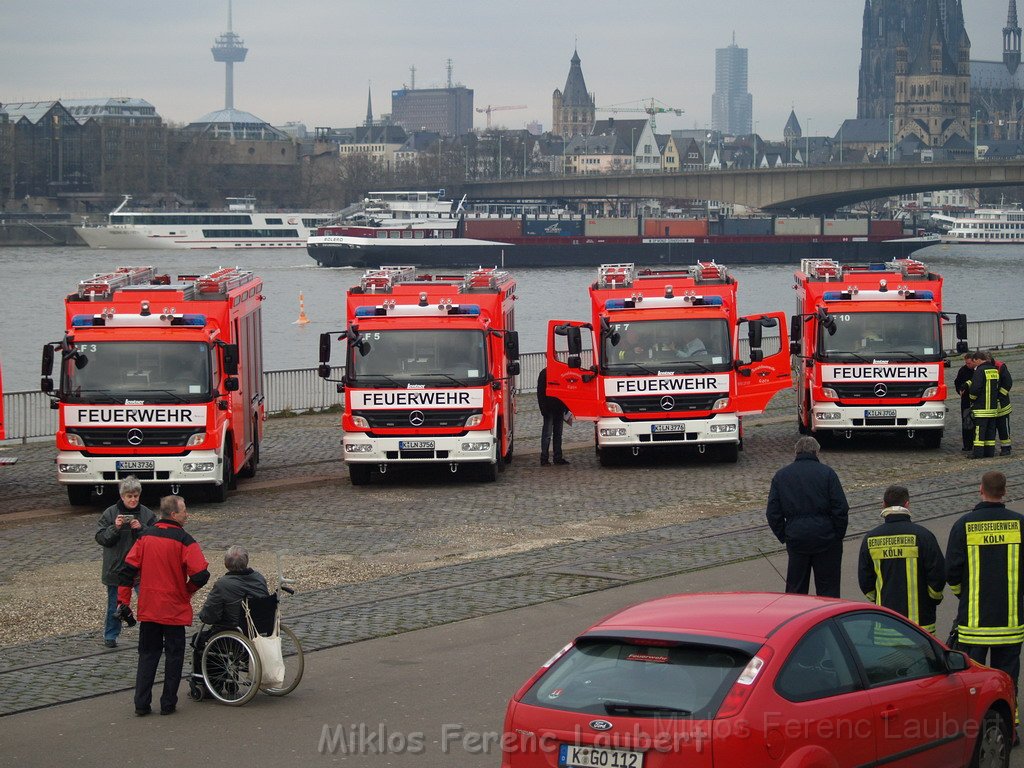 Neue LF`s fuer Koeln Uebergabe in Koeln Deutz an den Wachen  P099.JPG